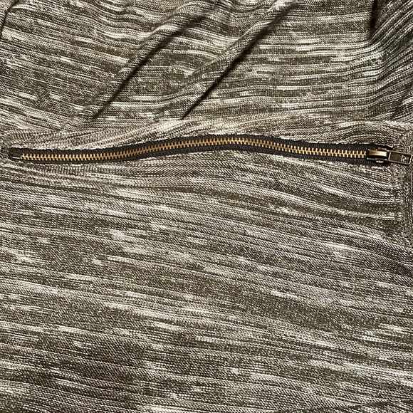 intro. Sweater - Picture 2 of 6